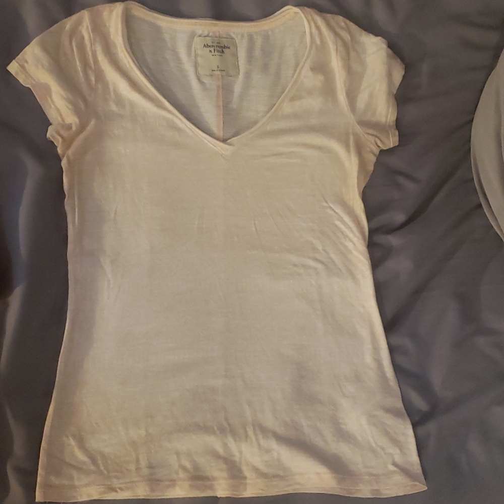 Abercrombie v-neck t-shirt 🩷